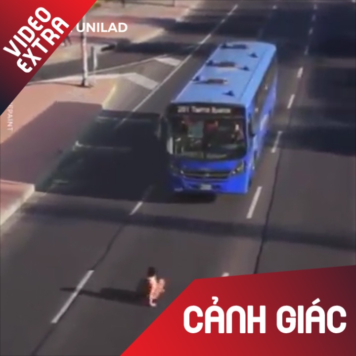 Chang trai 'nhay nhot' giua lan xe co dong duc hinh anh