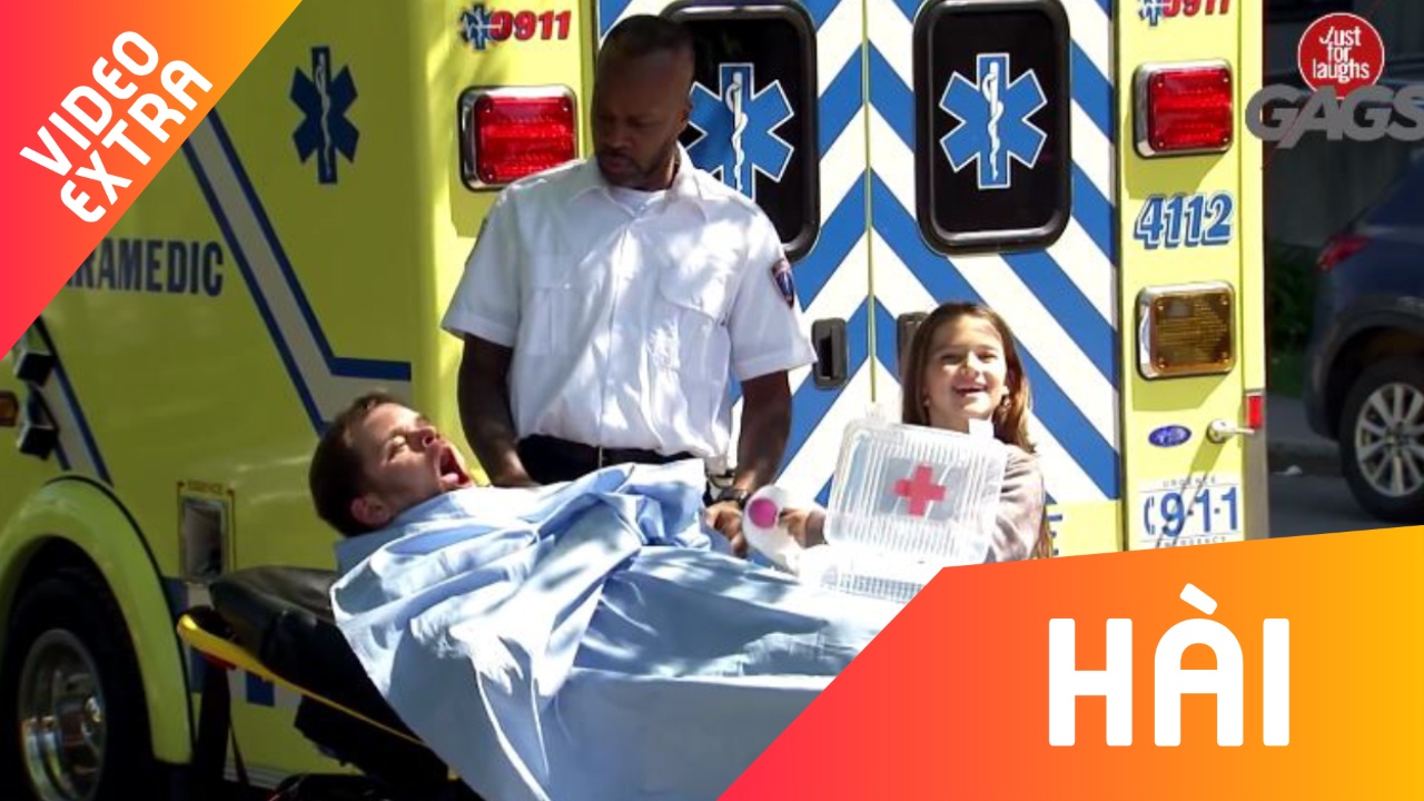 Tro dua co be dung do choi hoi sinh xac chet hinh anh