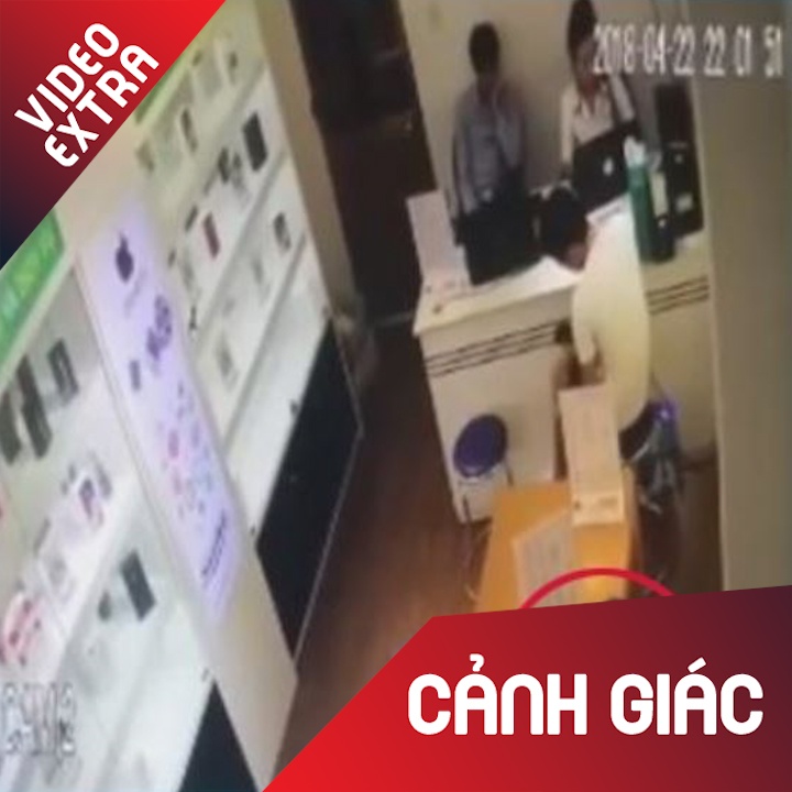'Nu quai' danh trao dien thoai iPhone trong cua hang nhanh nhu chop hinh anh
