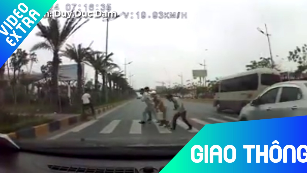 Xe oto nhuong duong, 4 nguoi qua duong cui dau cam on tai xe hinh anh