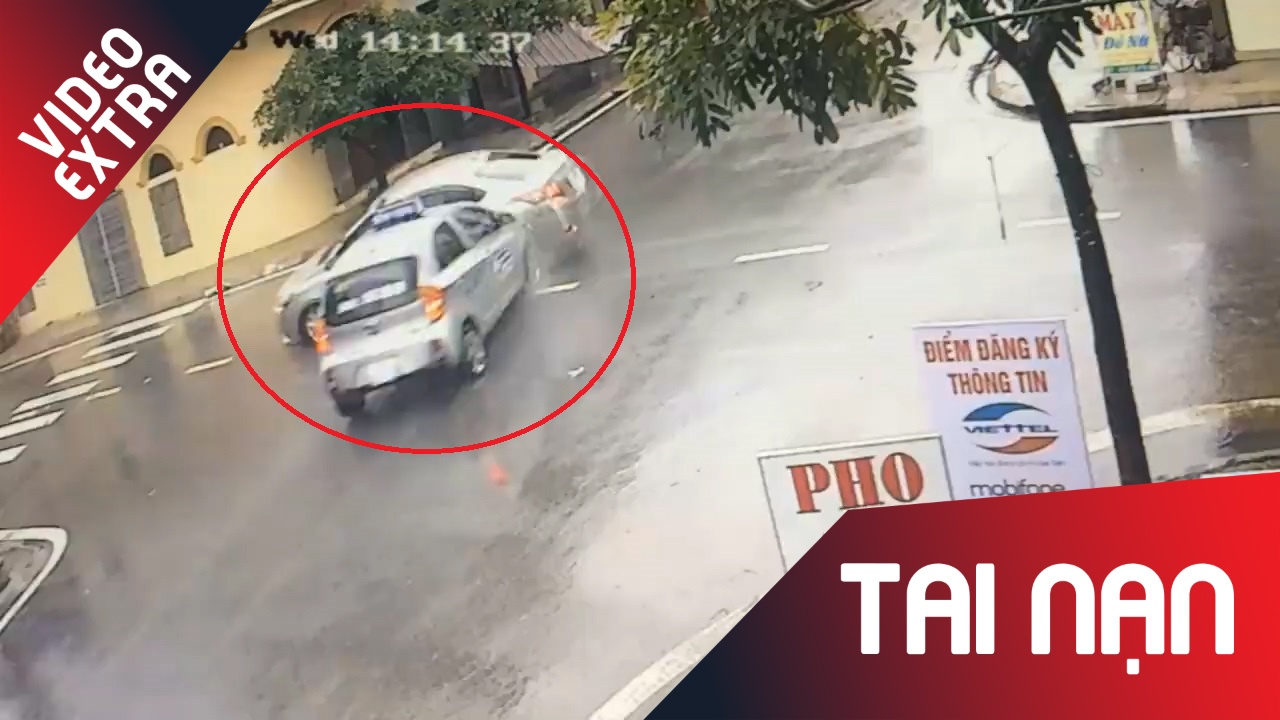 Hai oto tong nhau lam sap nha dan tai Nam Dinh hinh anh