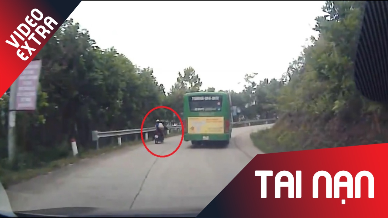 Co vuot xe buyt o khuc cua, xe may cho 3 tong truc dien xe nguoc chieu hinh anh