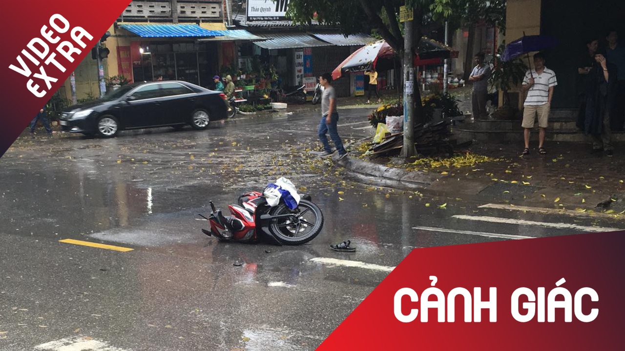 Chay nhanh duoi troi mua, xe may truot nga, va cham voi container hinh anh