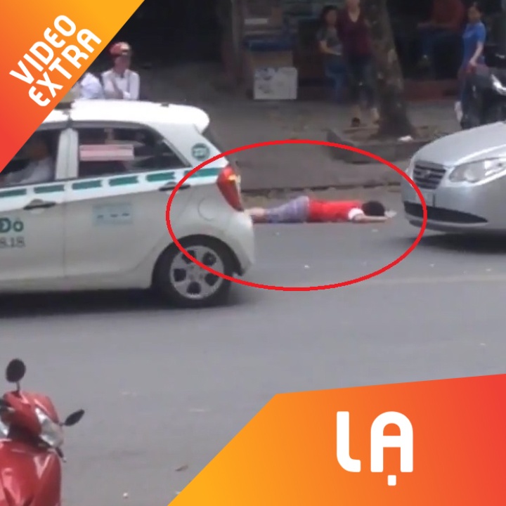 Be trai nam giua duong Ha Noi, nguoi lon chi dung dung dung nhin hinh anh