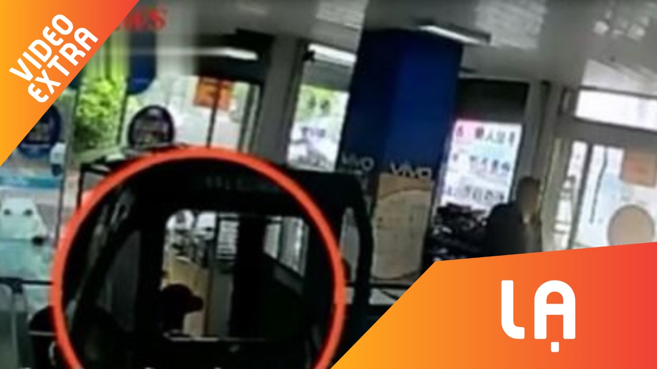 Chu cho lai xe dam thang vao cua hang dien thoai tai Trung Quoc hinh anh