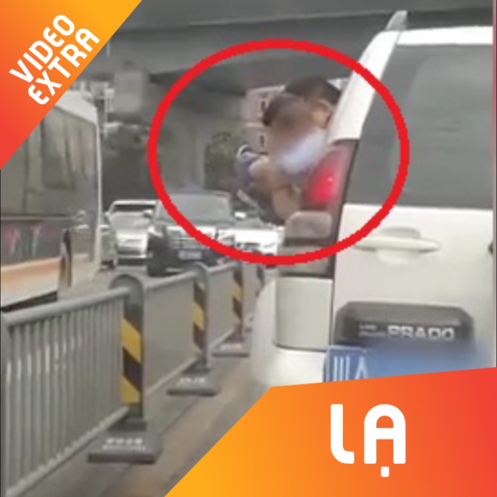 Be trai duoc be ra ngoai cua oto dang chay de di ve sinh o Trung Quoc hinh anh