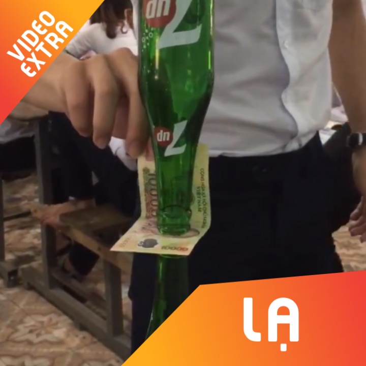 Man rut tien giua hai dau chai dieu nghe cua hoc sinh hinh anh