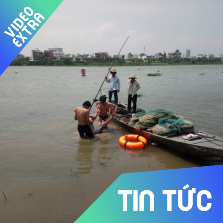 Hai bao ve boi ra giua song cuu nam thanh nien nhay cau tu tu hinh anh