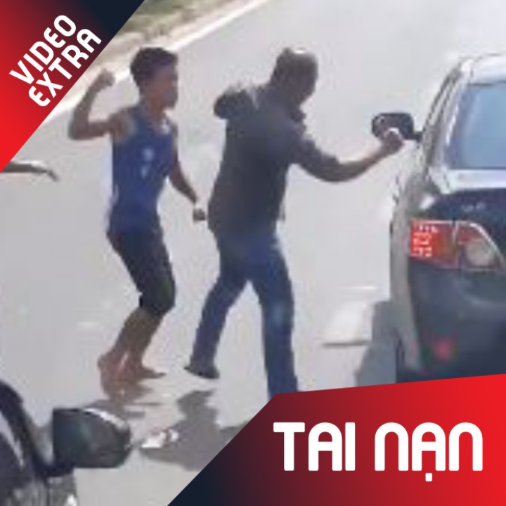 Hai thanh nien danh nhau toi tap tren duong Sai Gon sau va cham hinh anh