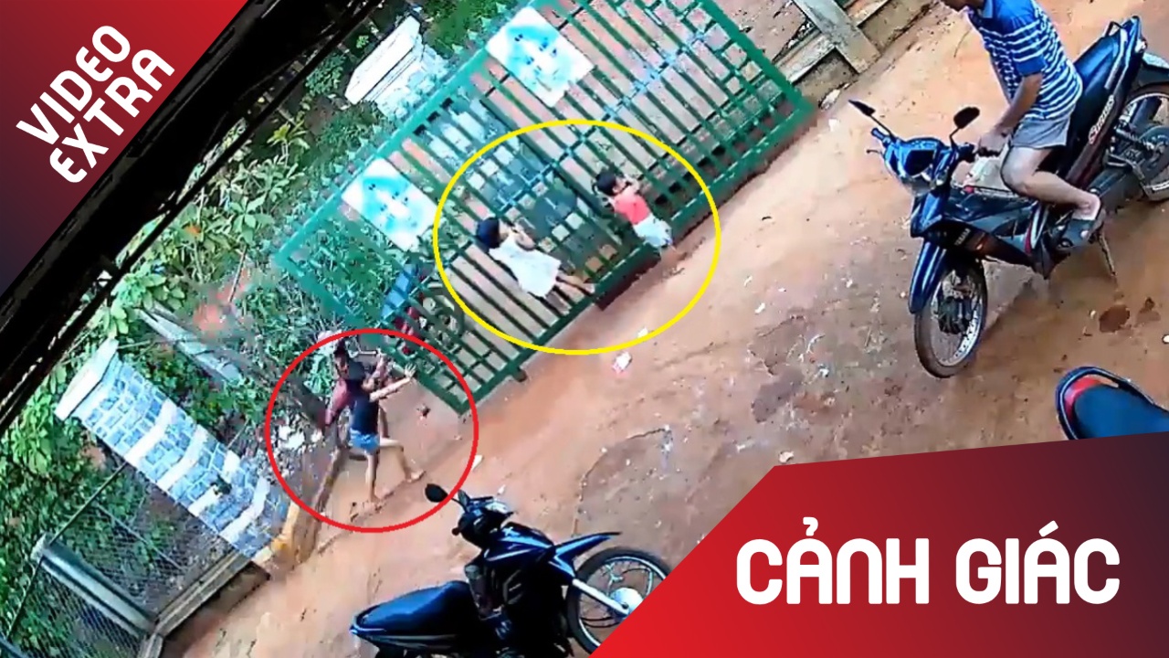 Cong sat do sap, de len nguoi 2 em be khi dang du bam hinh anh