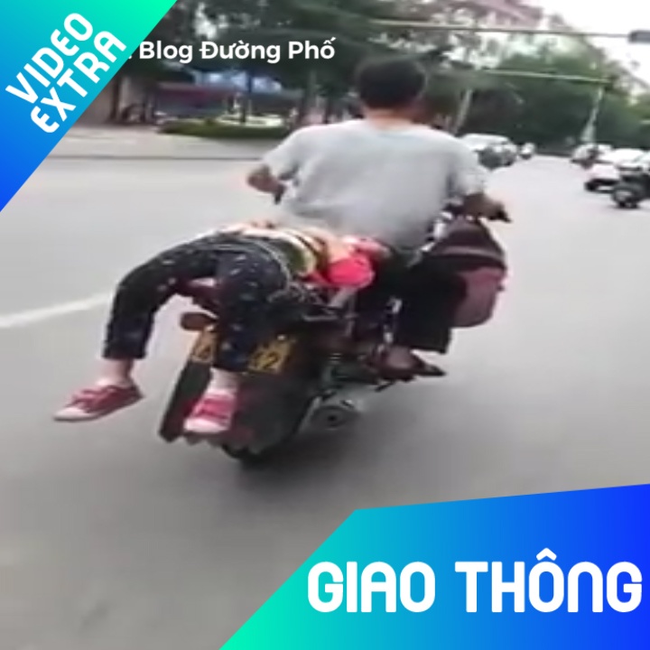 Nguoi cha buoc chat, cho con gai minh sau yen xe hinh anh