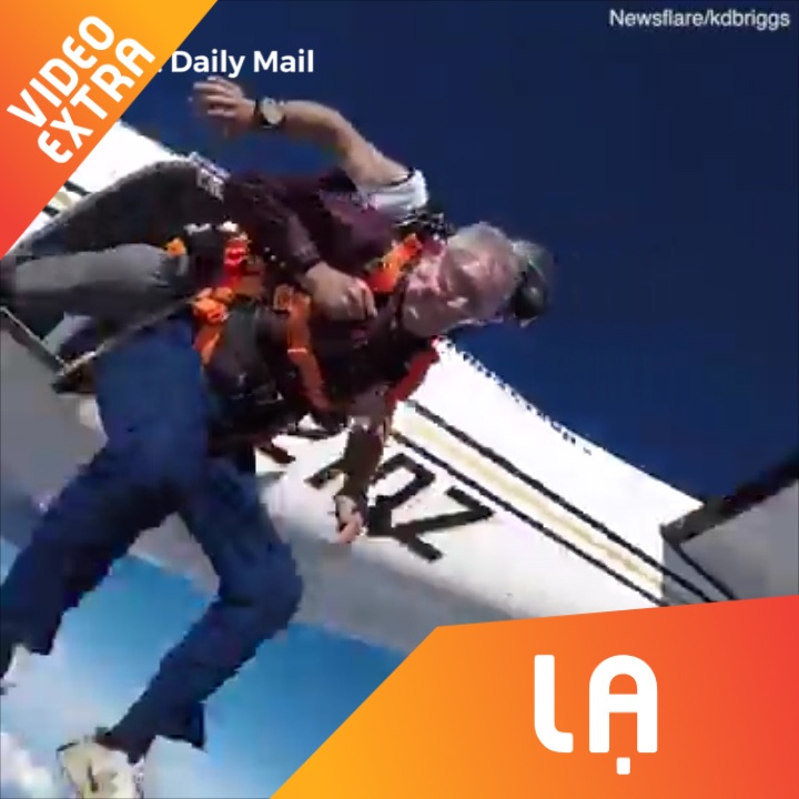 Cu gia 90 tuoi nhay du tu truc thang hinh anh