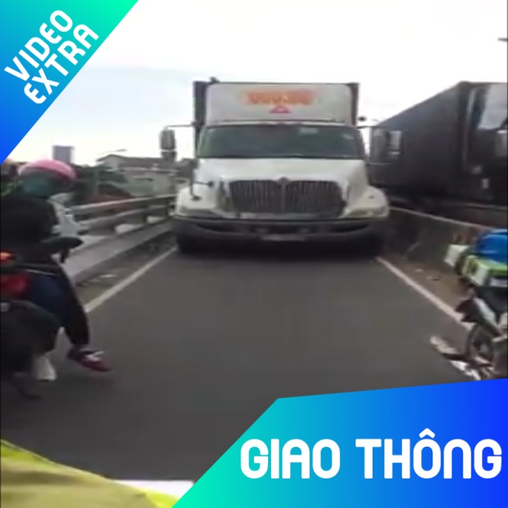 Xe container than nhien di vao lan xe may tren cau Phu My hinh anh