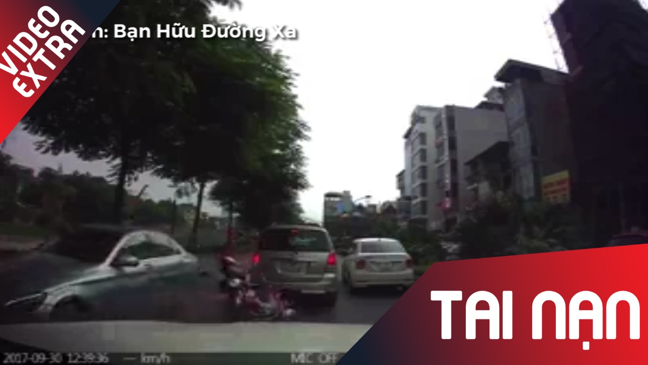 Vuot au, nguoi phu nu cho con bi oto tong nga xuong mat duong hinh anh