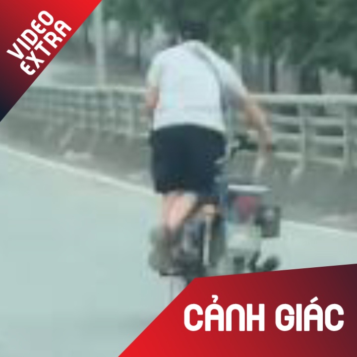 Thanh nien doi 'tu the' lien tuc tren xe may khi chay tren duong hinh anh