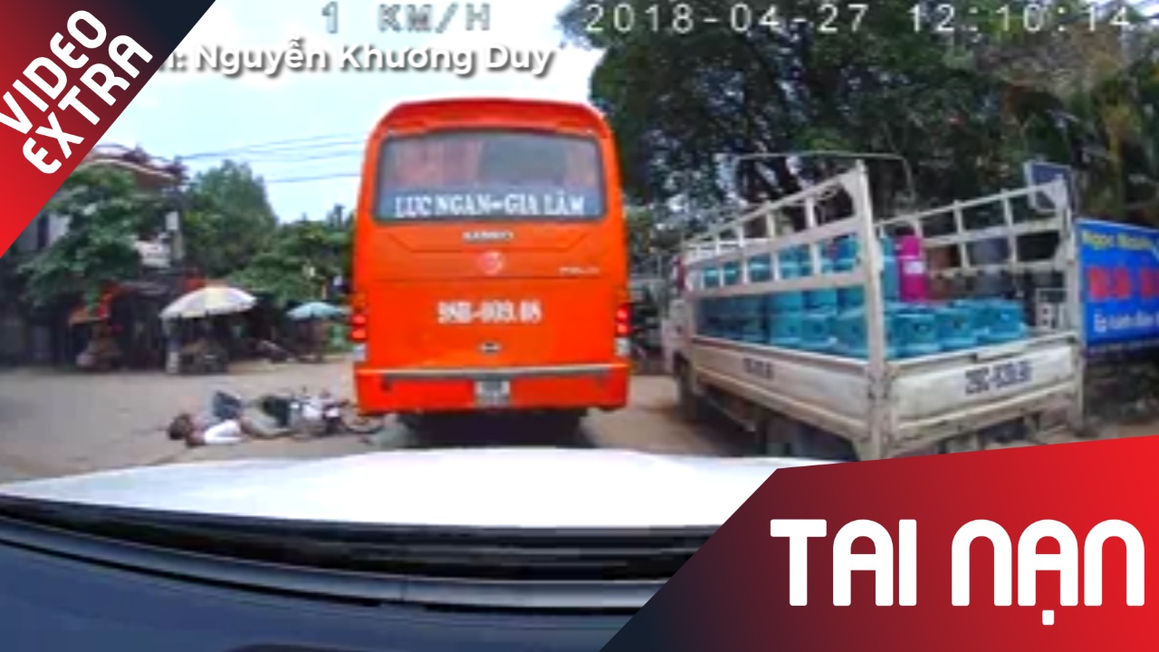 Dam thang vao duoi xe tai, hai nguoi nga ra giua mat duong hinh anh