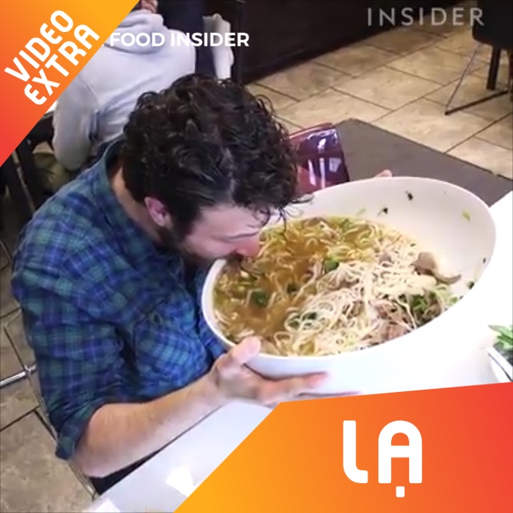 Anh chang nuoc ngoai thu suc voi to pho khong lo cua Viet Nam hinh anh