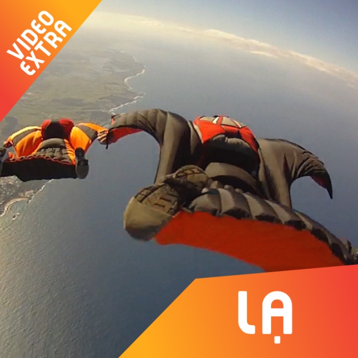 Bay luon bang qua dinh nui cung bo mon Wingsuit Fly hinh anh