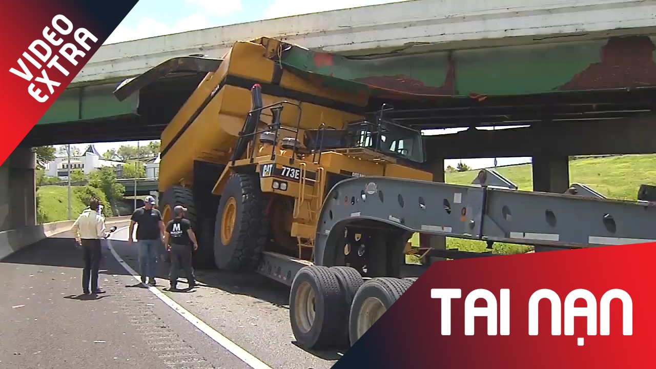 Chiec container ket cung khi bang qua gam cau vuot tai My hinh anh