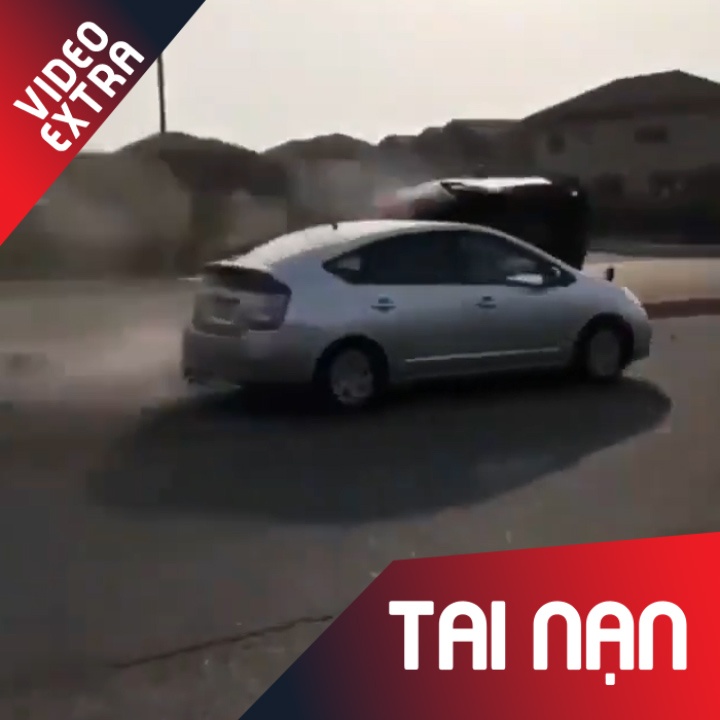 Oto chuyen lan bat ngo khien xe sau bi lat ngang giua duong hinh anh