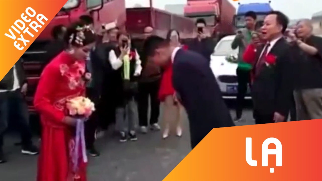 Co dau va chu re 'bai duong' ngay giua duong cao toc tai Trung Quoc hinh anh