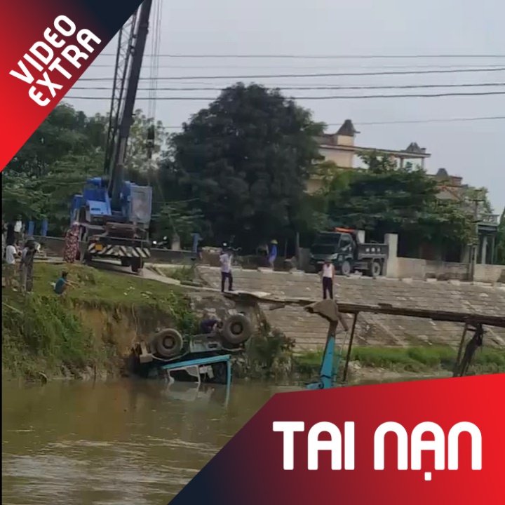 Di sua cau, xe may xuc bat ngo rot xuong muong hinh anh