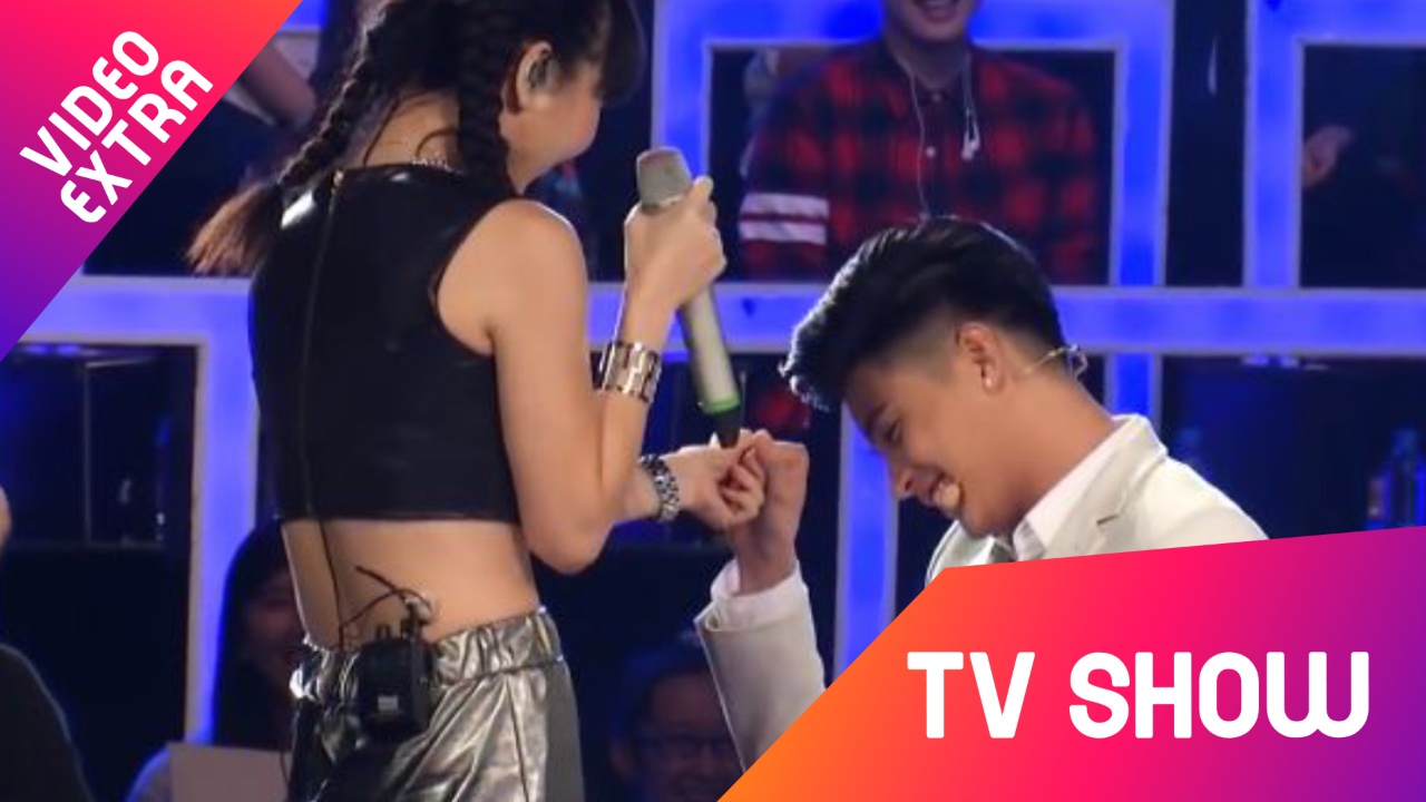 Thi sinh nu chay len tan cho giam khao ‘quyen ru’ Noo Phuoc Thinh hinh anh