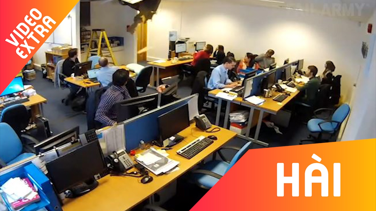 Nhung pha dua gion qua tron tai noi lam viec hinh anh