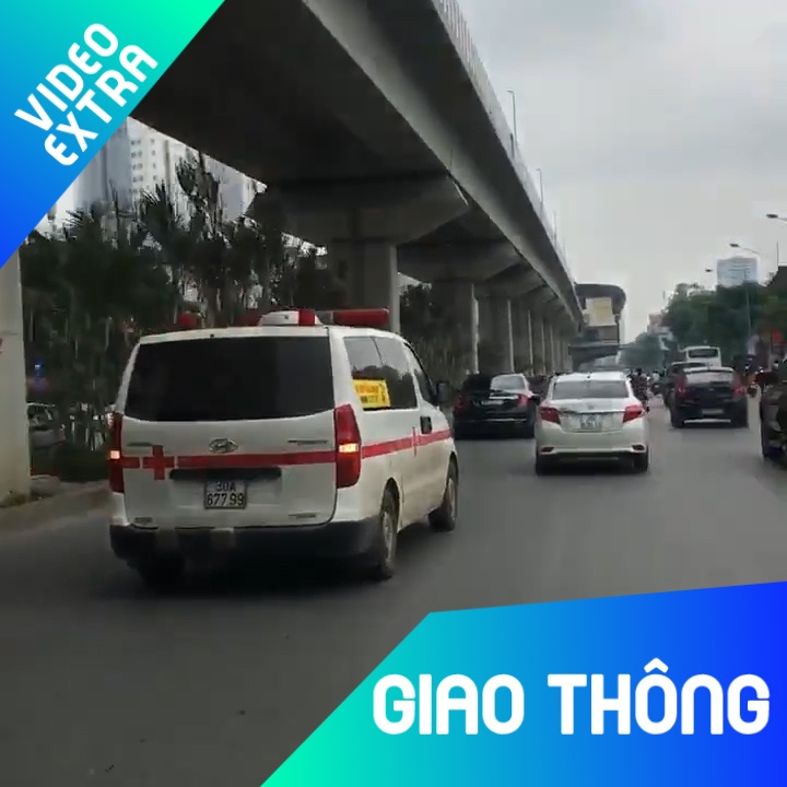 Mac cho xe cuu thuong bao co, cac oto van khong tranh duong hinh anh