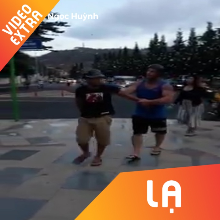 Danh phu nu, chang trai Viet bi anh Tay khong che trong vai giay hinh anh