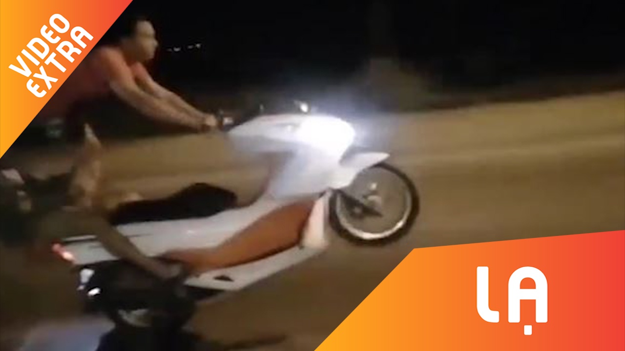 Nguoi dan ong dung mot chan dua xe, duoc len bao nuoc ngoai hinh anh