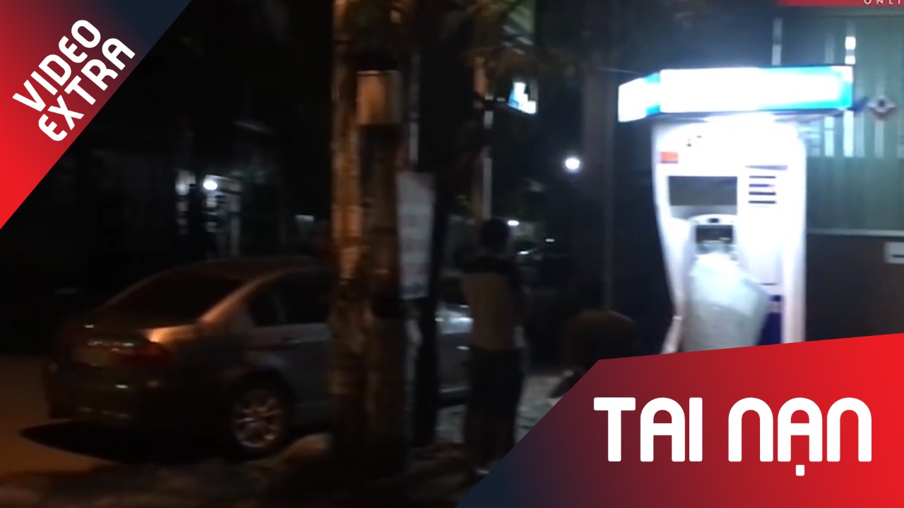 Xe oto tong nat tru ATM trong dem hinh anh