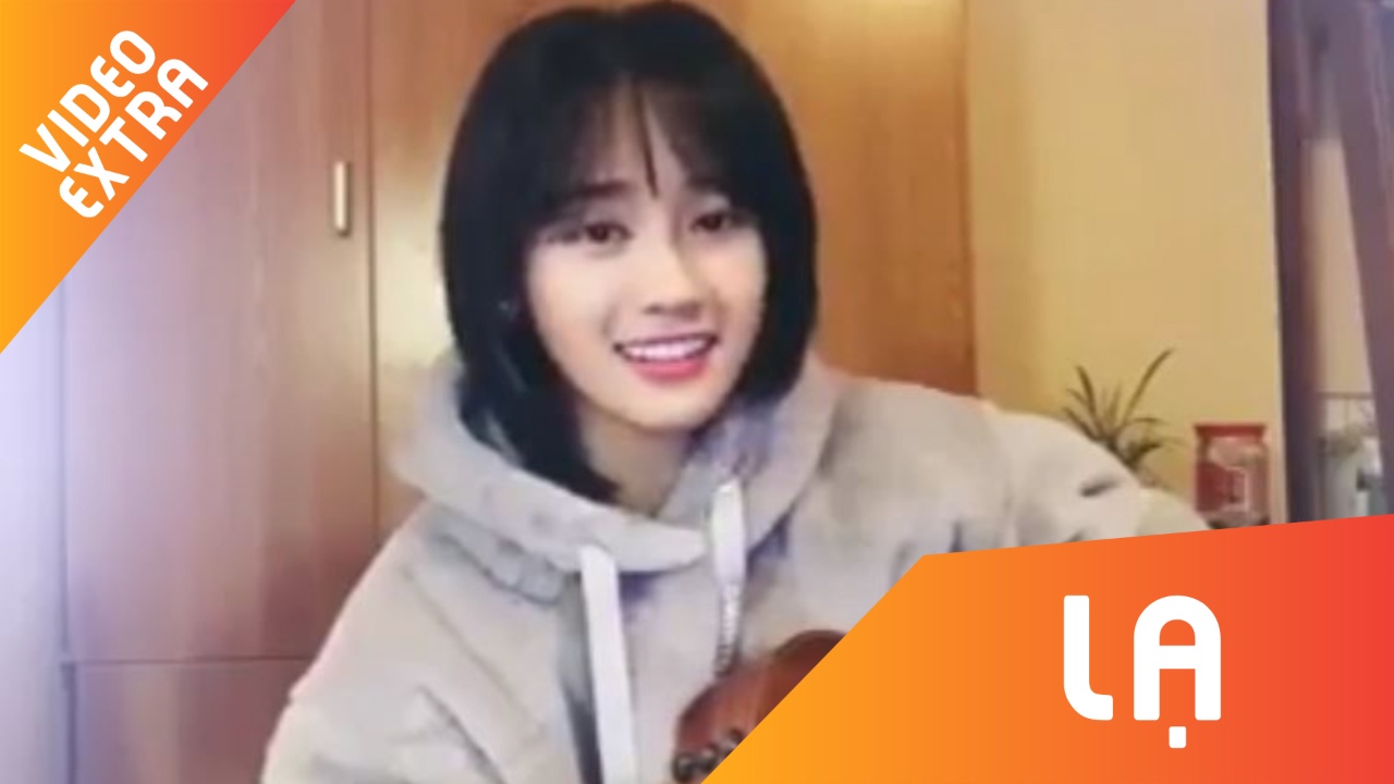 Co gai Trung Quoc vua dan vua hat lam xao xuyen nguoi nghe hinh anh