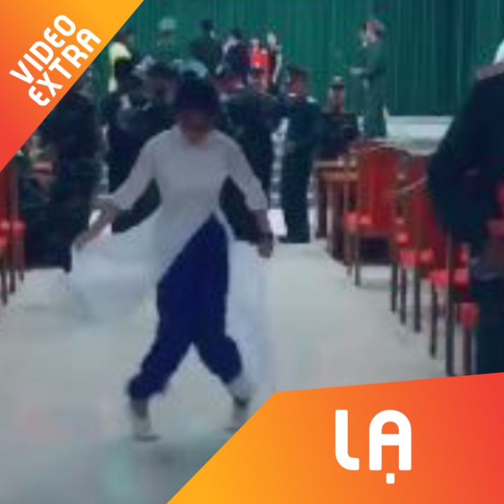 Co gai tre mac ao dai nhay shuffle dance hinh anh