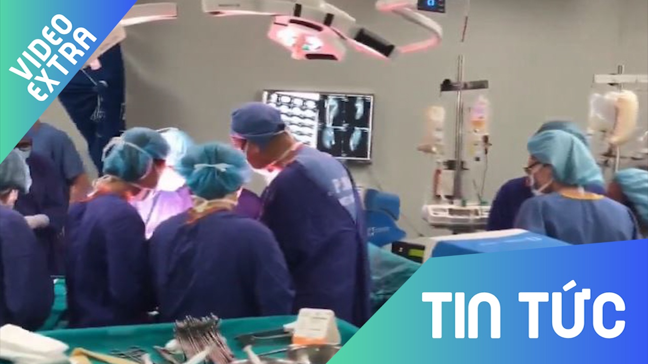 Phau thuat cat bo mot nua khoi u “khung” nang 43kg cho nam benh nhan hinh anh