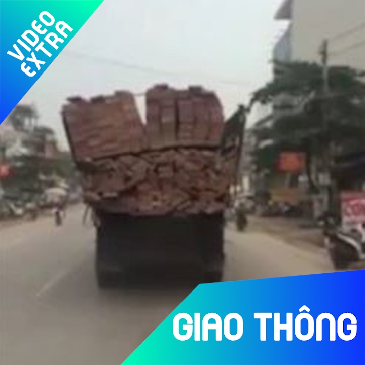 Xe tai cho gach day vuot noc bang bang tren duong hinh anh