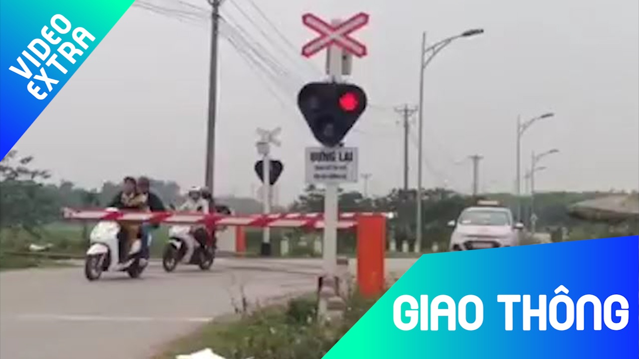 Mot loat xe may bat chap den do, vuot rao chan khi xe lua dang den hinh anh