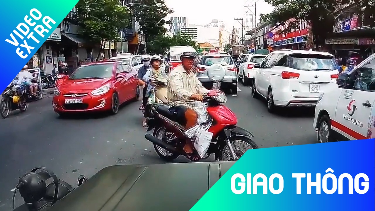 Cu ong, cu ba gat dau cam on sau khi duoc oto nhuong duong hinh anh