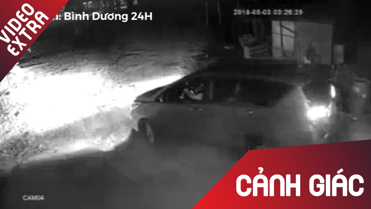 Nguoi dan ong chay xe oto di trom cho hinh anh