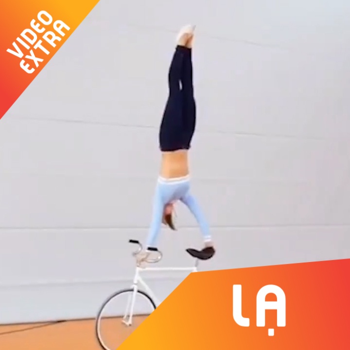 Co gai xinh dep 'lam xiec' voi xe dap cua minh hinh anh