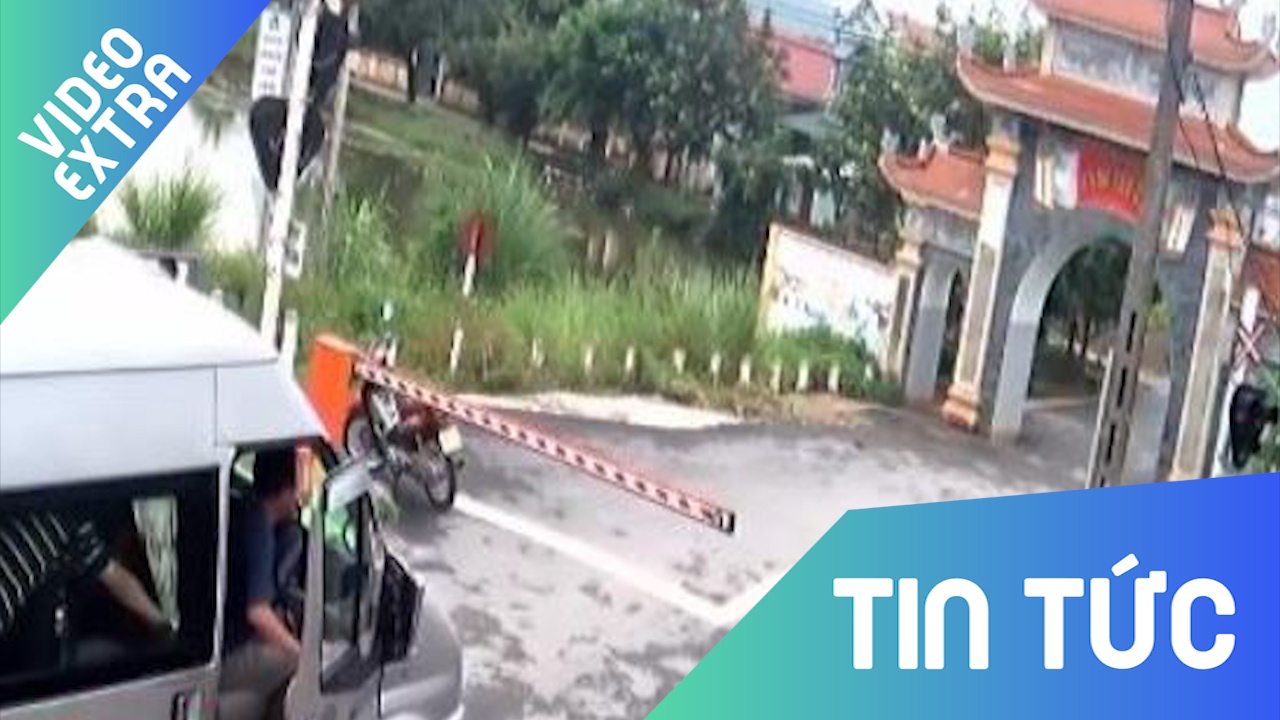 Xe khach suyt chet vi co tinh vuot barie duong sat hinh anh