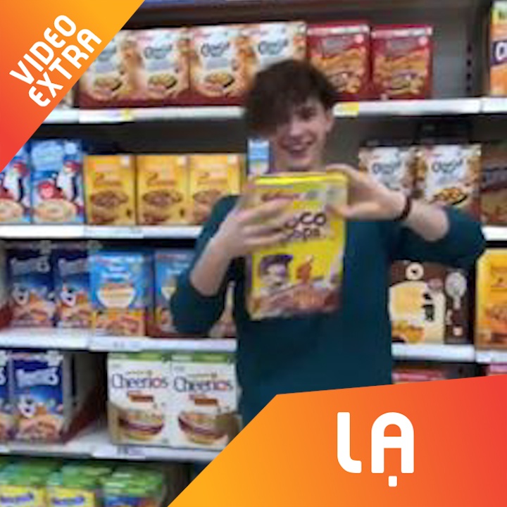 Trai dep lam ao thuat tai trung tam mua sam hinh anh