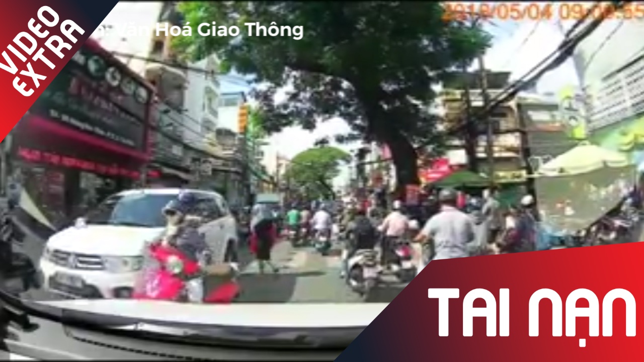 Vuot au truoc dau oto, nguoi phu nu nga sap mat hinh anh