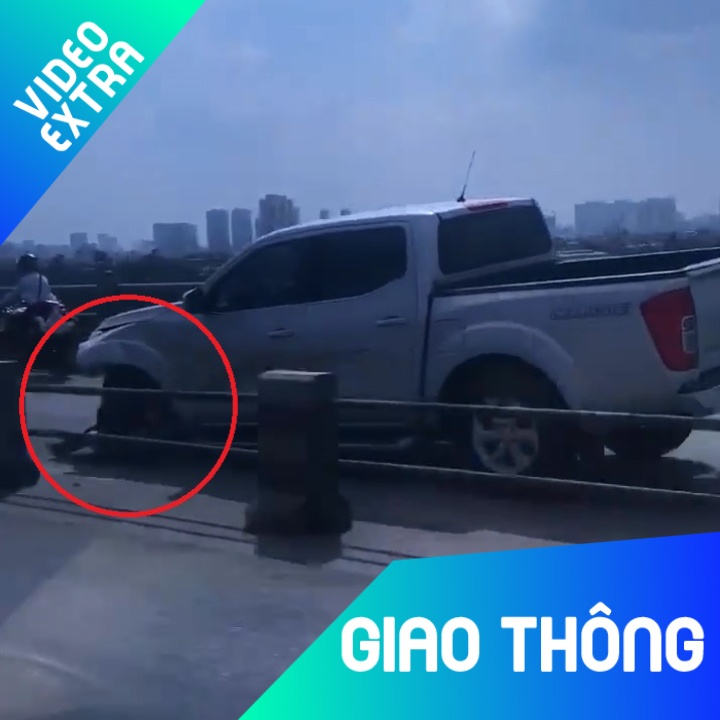 Xe hoi hong lop, chay 3 banh toc do cao o Ha Noi hinh anh