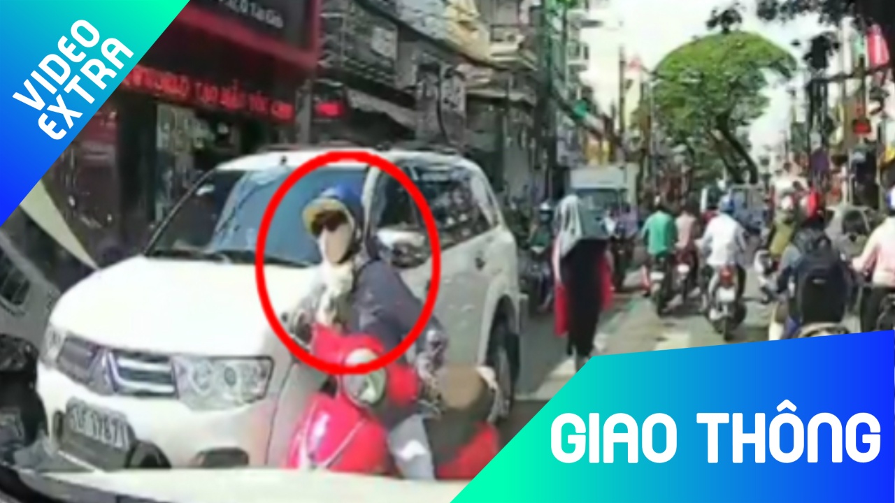 Co gai cat mat hang loat xe may de sang duong, bi oto tong hinh anh