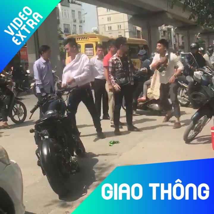 Va cham giao thong, nguoi di xe may dam rach ao tai xe taxi hinh anh