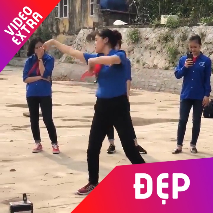 Nguoi phu nu mua dieu nhac doi goi nho tuoi tho hinh anh