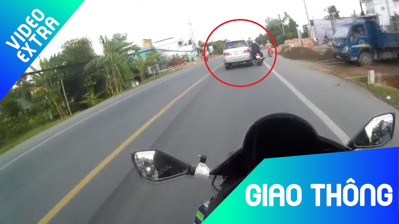 Tranh xe di nguoc chieu, xe may bi oto quet nga hinh anh