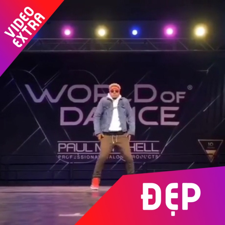 Nguoi dan ong nhay theo dieu nhac cua may choi game Wii hinh anh