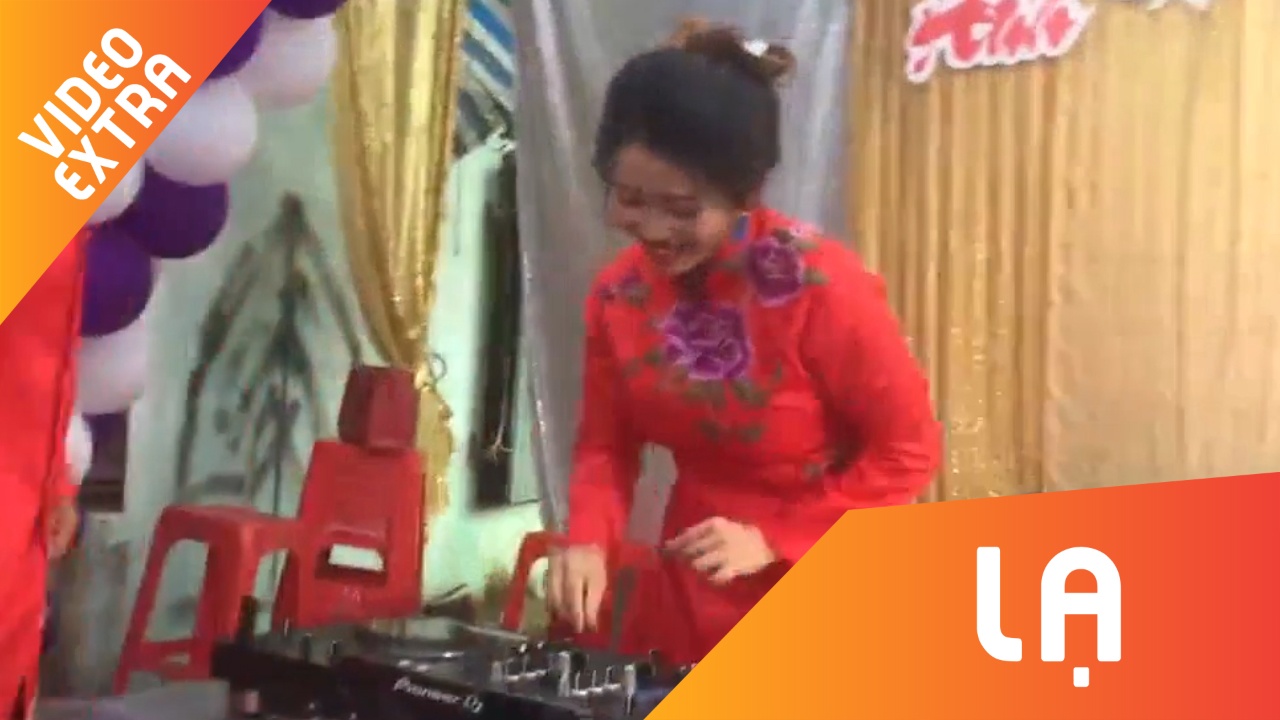 Ban be 'quay' tung bung khi co dau lam DJ trong dam cuoi hinh anh